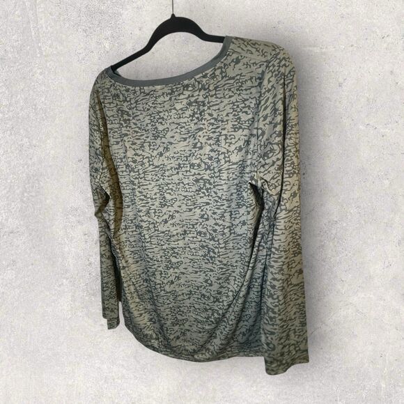 Ladies Broken Heart Skull V Neck Long Sleeve Shirt NWOT. Size 5X Fits Like 2-3X - Picture 3 of 4